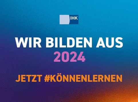 IHK-Plakette: Wir bilden aus 2024 - Jetzt #Könnenlernen Auf der Plakette ist im oberen Bereich das IHK-Logo zu sehen. Darunter steht groß in weiß WIR BILDEN AUS und darunter in orange die Jahreszahl 2024. Etwas kleiner und mit Abstand ist darunter in grün zu lesen: JETZT #KÖNNENLERNEN. Alle Inhalte sind zentriert. Der Hintergrund besteht aus einem Farbverlauf von dunkelblau (links unten) nach hellblau (rechts oben), bzw. grün (links unten).