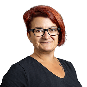 Benita Hopp Auf transparentem Hintergrund ist ein Foto von Benita Hopp als Büstenporträt.