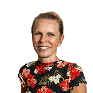 Monika Stöger Auf transparentem Hintergrund ist ein Foto von Monika Stöger als Büstenporträt.